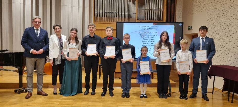 Stypendyści Fundacja im. Czesława Prejsnara od lewej:Jan Prejsnar - prezes, Monika Welc dyrektor ZSM nr 1, Alicja Jabłońska,Kami Piejko, Franciszek Szczygieł, Jakub Topolewicz, Clark Karwan, Gabriela Fryc, Szymon Jaskot, Xavier Piasecki