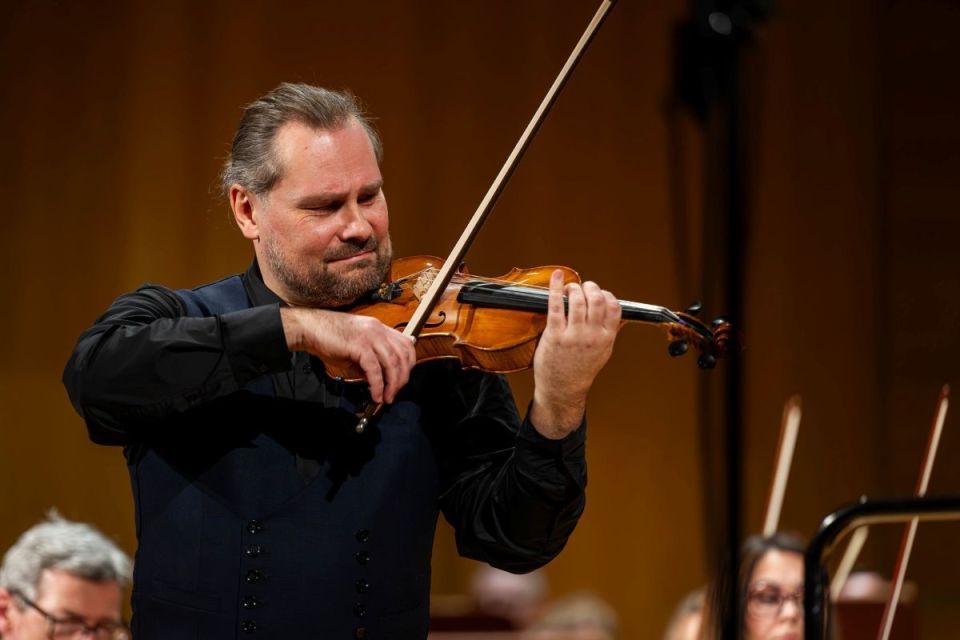 Jakub Jakowicz - skrzypce, podczas koncertu w Filharmonii Podkarpackiej