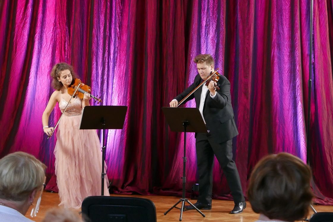Polish Violin Duo czyli Marta Gidaszewska i Robert Łaguniak podczas koncertu w Sanockim Domu Kultury